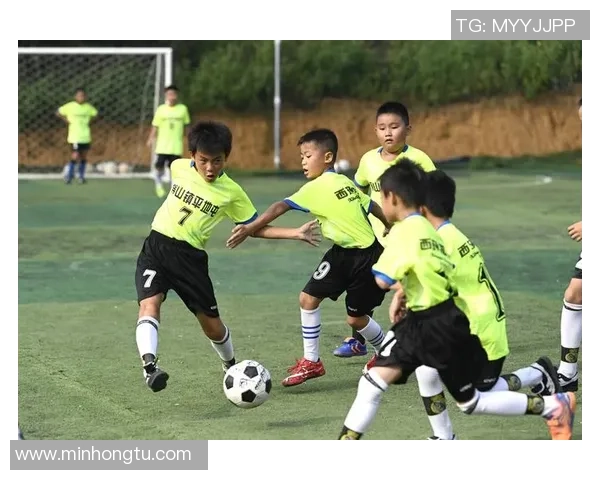 从瘦小孩到绿茵巨星见证足球少年逆袭成长之路 从瘦小孩到绿茵巨星见证足球少年逆袭成长之路